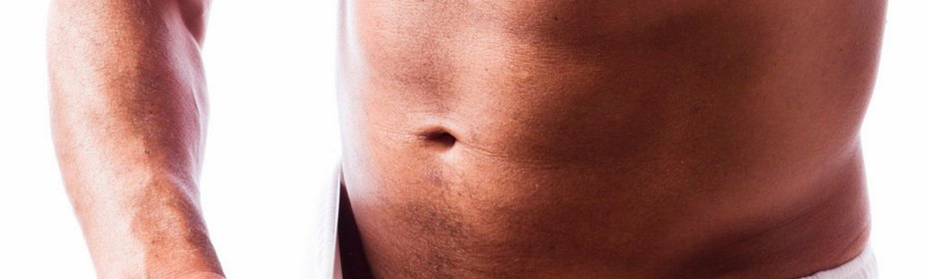 Muškarac povećava penis pomoću vakum pumpe